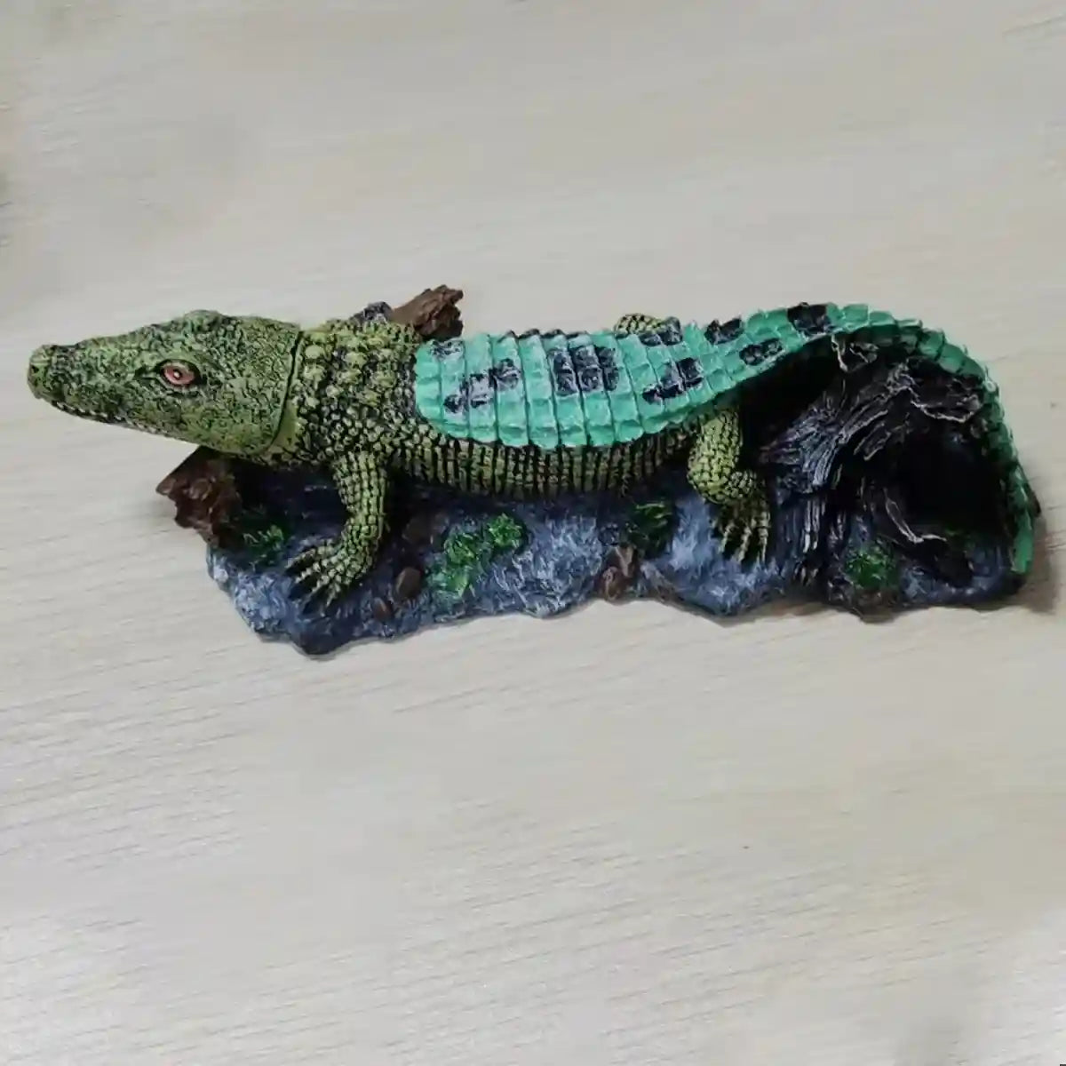 Crocodile Aquarium Ornament with Bubble Stone for Oxygenation