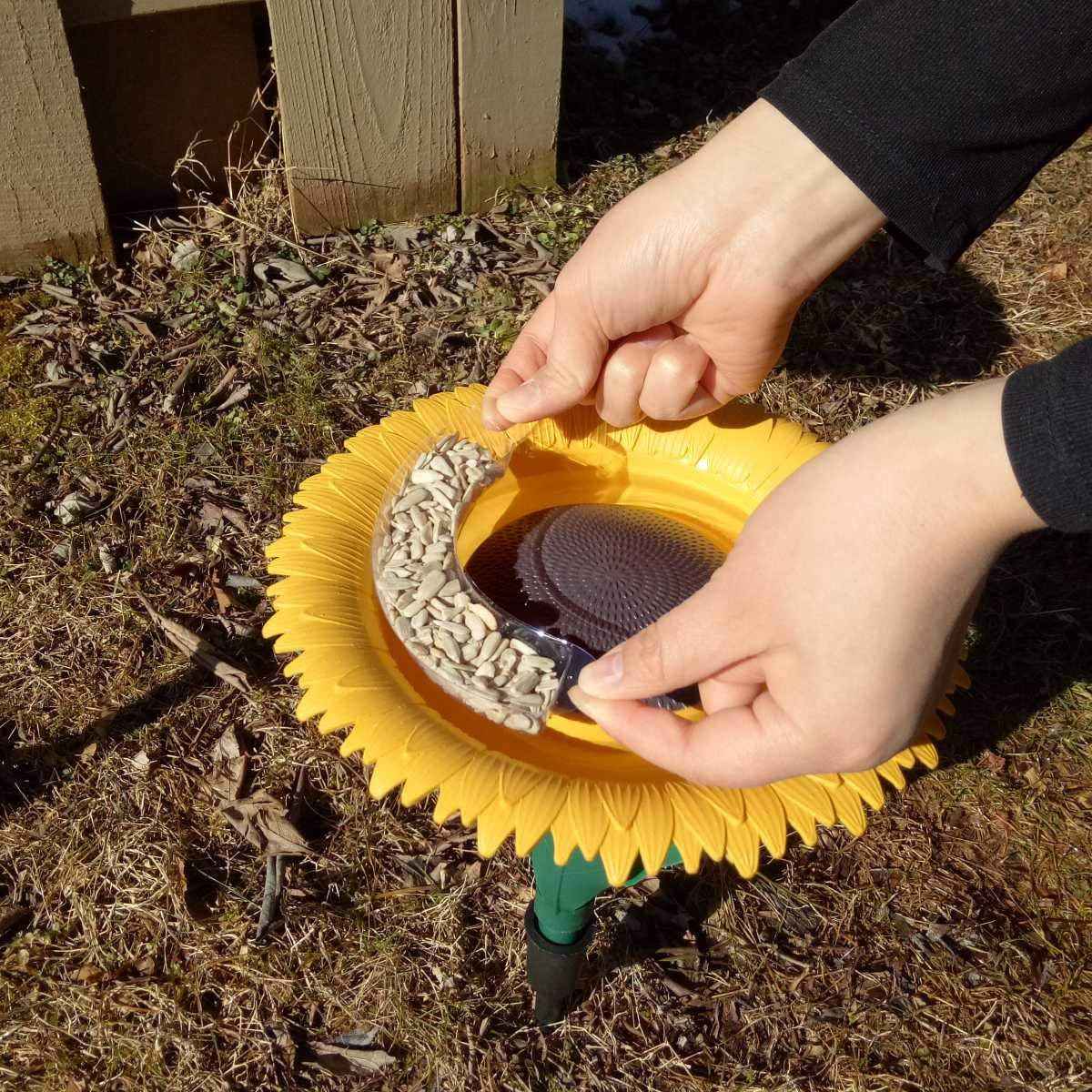 Sunflower Bird Feeder Outdoor Hanging Wild Bird Feeding Station